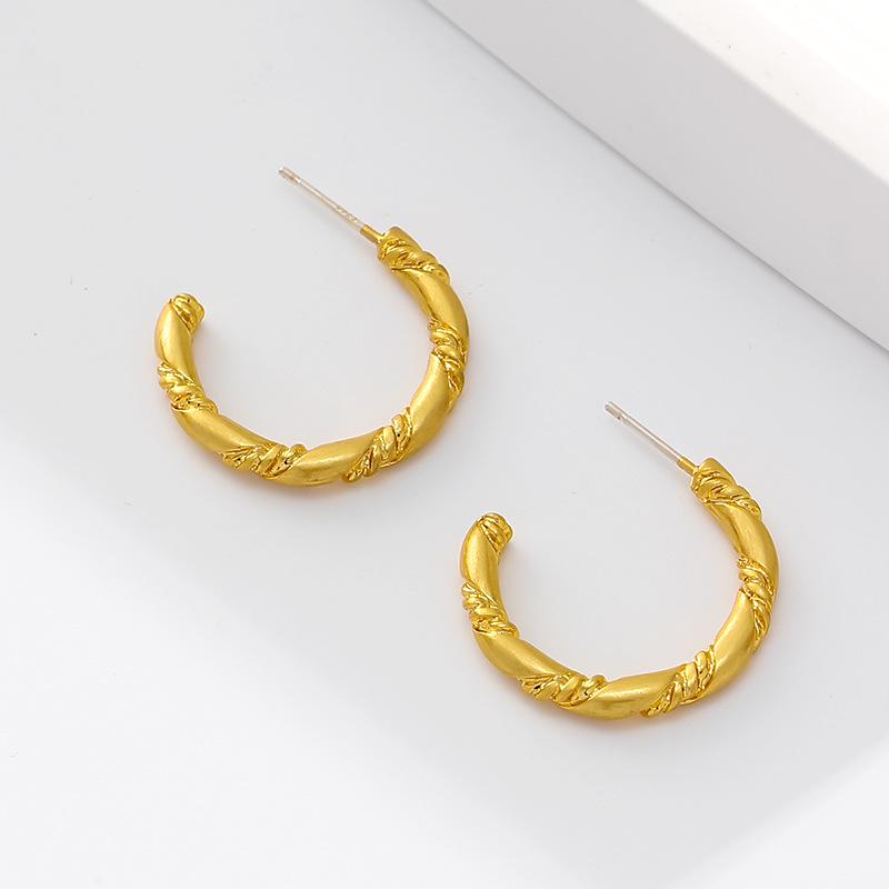 Vintage Distressed C-shaped Stud Earrings: Retro Metallic Embossed Hoop for a European & American Classic Look
Vintage Distressed C-shaped Stud Earrings: Retro Metallic Embossed Hoop for a European & American Classic Look