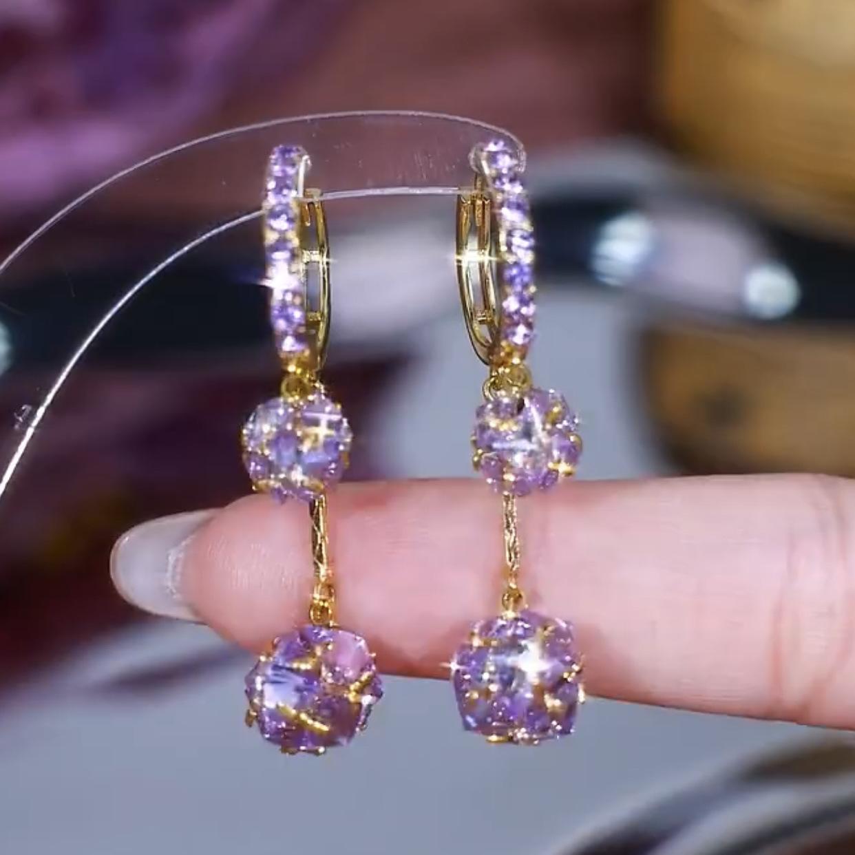 Diamond-encrusted zircon fringed pendant earrings light luxury high-end fashion ear buckles niche temperament exquisite versatile earrings women
Diamond-encrusted zircon fringed pendant earrings light luxury high-end fashion ear buckles niche temperament exquisite versatile earrings women