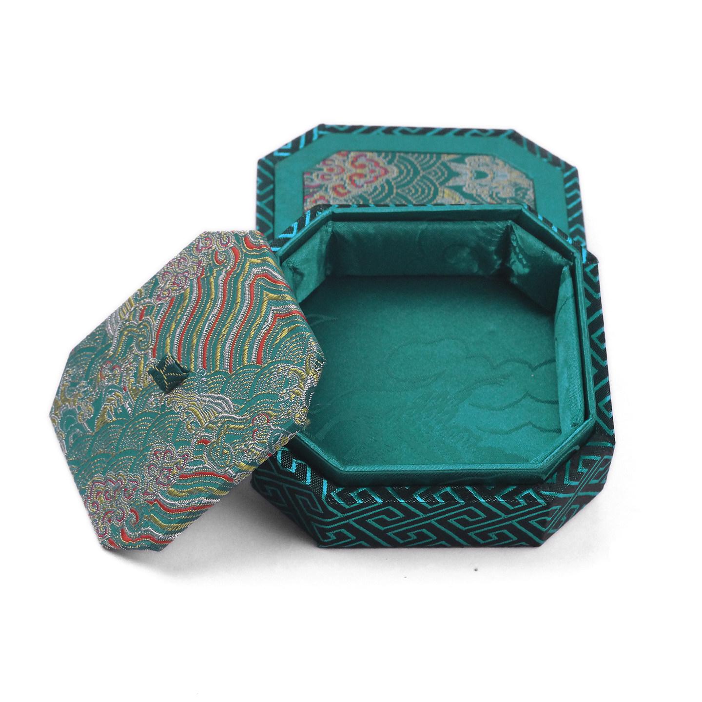 Chinese Embroidery Octagonal Jewelry Box Heaven and Earth Cover Bracelet Antique Curios Jewelry Gift Box Packaging and Storage 12x12x5.5cm синій
Chinese Embroidery Octagonal Jewelry Box Heaven and Earth Cover Bracelet Antique Curios Jewelry Gift Box Packaging and Storage 12x12x5.5cm синій