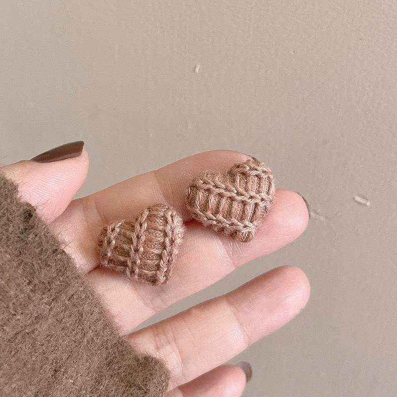 Gentle milk hand-woven wool love stud earrings autumn and winter trendy versatile s silver needle earrings women s ear jewelry колір світло кави
Gentle milk hand-woven wool love stud earrings autumn and winter trendy versatile s silver needle earrings women s ear jewelry колір світло кави