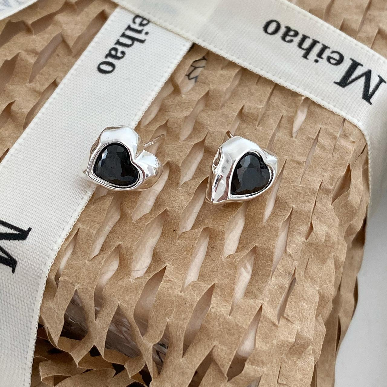 Простые и стильные серьги Love из черного циркония для женщин в стиле ретро
Простые и стильные серьги Love из черного циркония для женщин в стиле ретро