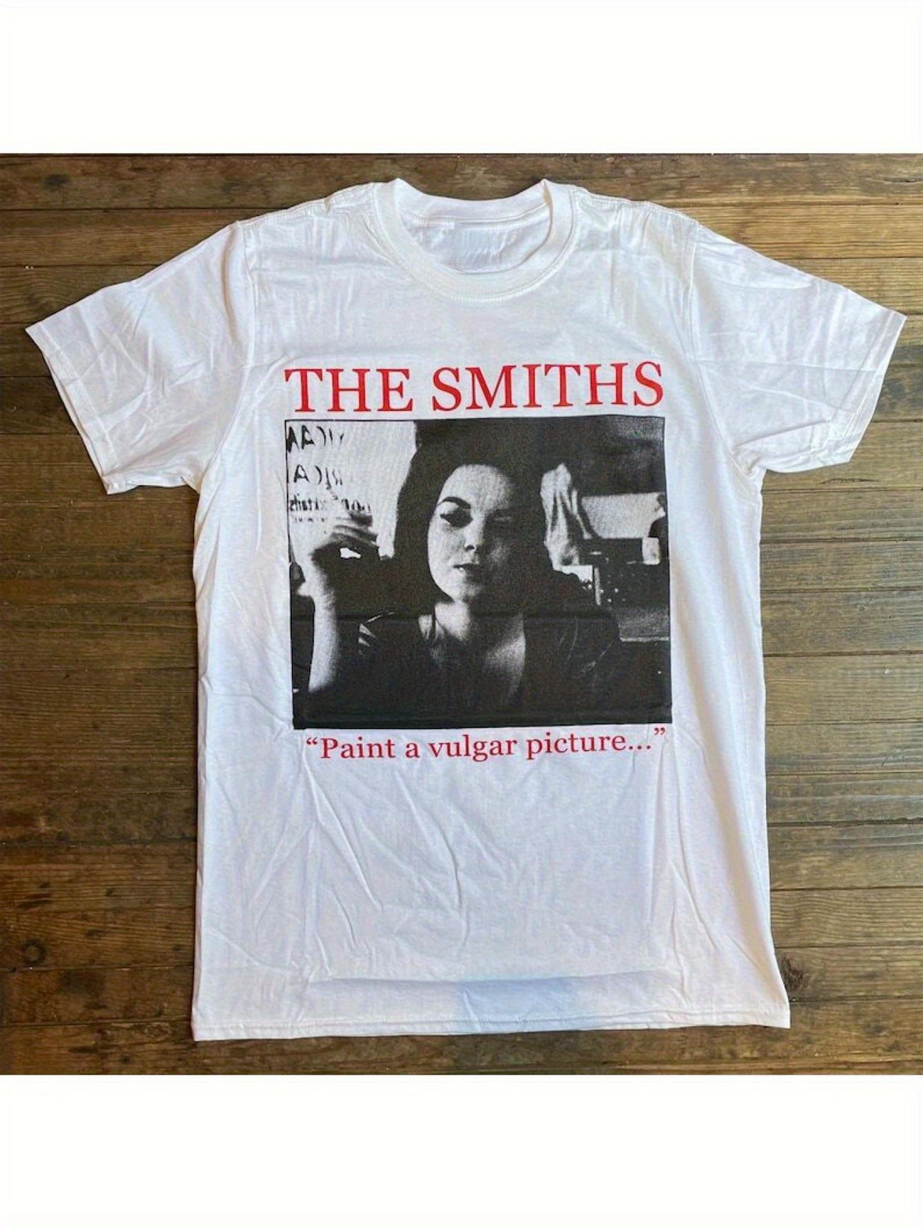 Винтажная футболка 90-х группы The Smiths - Графическая футболка с изображением в ретро-музыкальном стиле и красной надписью XXL
Винтажная футболка 90-х группы The Smiths - Графическая футболка с изображением в ретро-музыкальном стиле и красной надписью XXL