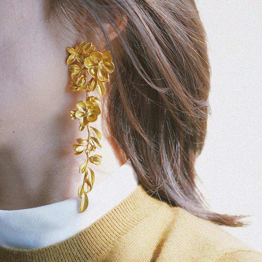 Flowers, leaves, fringed earrings, exquisite cold wind, personalized earrings, fashionable temperament, earrings, light luxury and high-end sense
Flowers, leaves, fringed earrings, exquisite cold wind, personalized earrings, fashionable temperament, earrings, light luxury and high-end sense