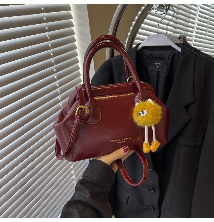 Versatile bag women s autumn and winter 2024 new fashion niche messenger bag women s clip to work small bag бордовий
Versatile bag women s autumn and winter 2024 new fashion niche messenger bag women s clip to work small bag бордовий