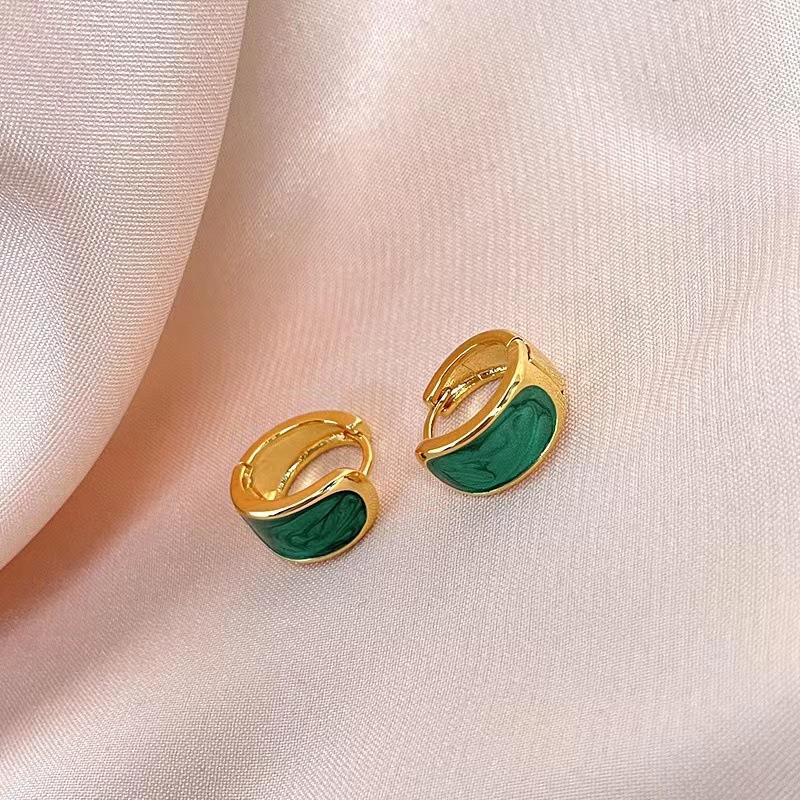 High-end temperament drop glaze ear buckle women s autumn and winter light luxury niche design ear jewelry Korean fashion personalized earrings темно-зелений колір
High-end temperament drop glaze ear buckle women s autumn and winter light luxury niche design ear jewelry Korean fashion personalized earrings темно-зелений колір
