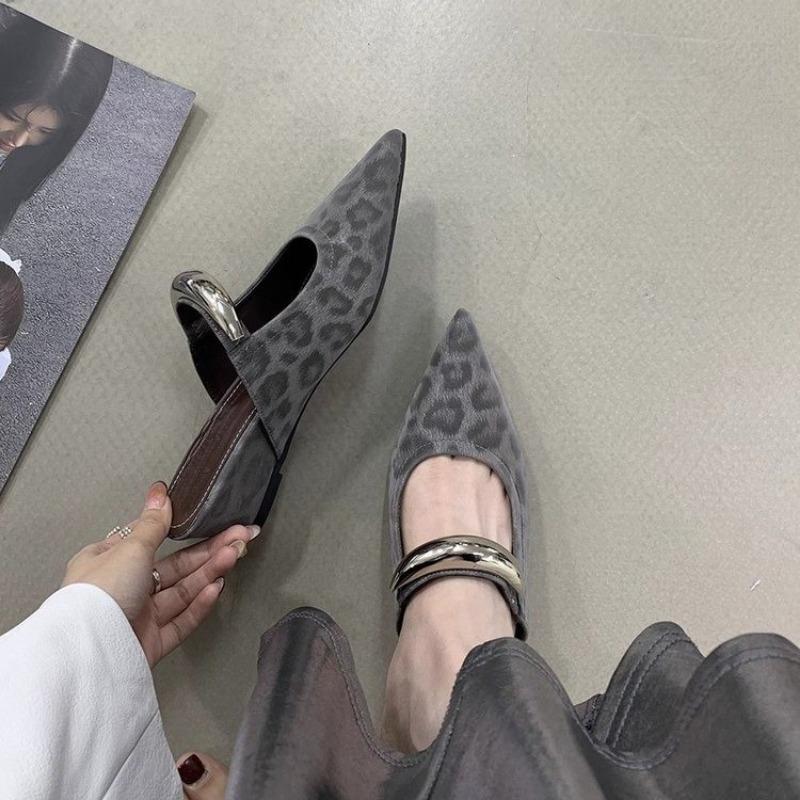 Модная Новая Летняя Обувь 2025 Женская Металлическая Пряжка Острый Носок Сандалии Женские Леопардовые Удобные Шлепанцы Модные Мюли на Танкетке Тапочки Женские 35 серый
Модная Новая Летняя Обувь 2025 Женская Металлическая Пряжка Острый Носок Сандалии Женские Леопардовые Удобные Шлепанцы Модные Мюли на Танкетке Тапочки Женские 35 серый