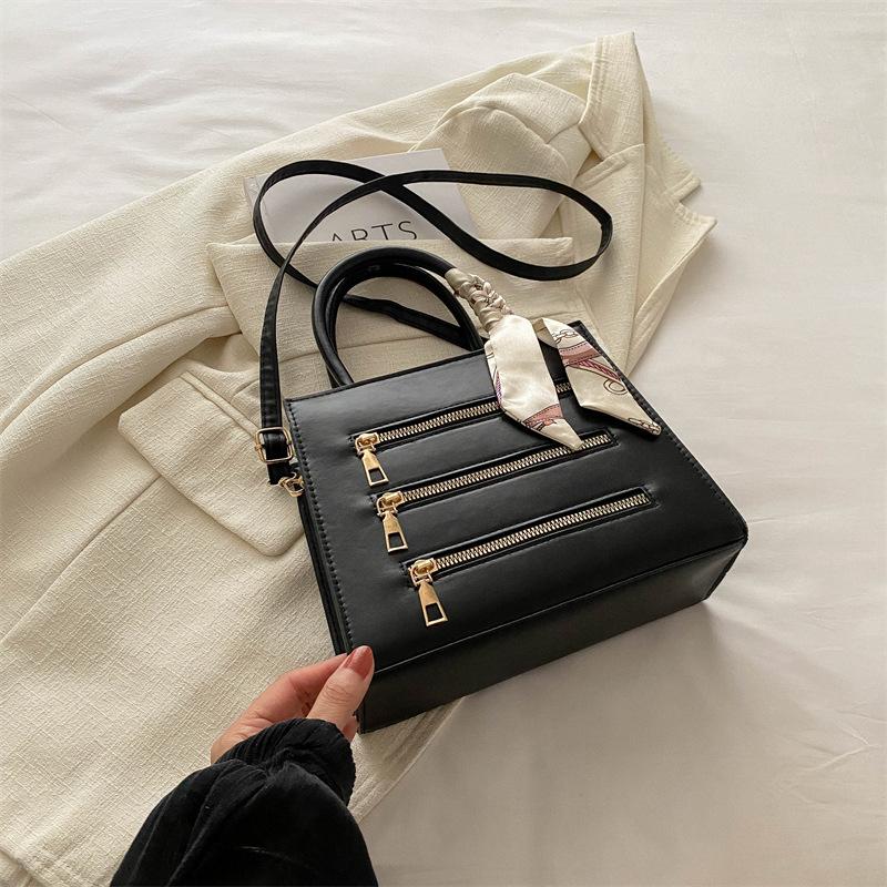 2024 летняя новая простая и модная сумка женская сумка простая и модная сумка через плечо в иностранном стиле маленькая квадратная сумка чёрный