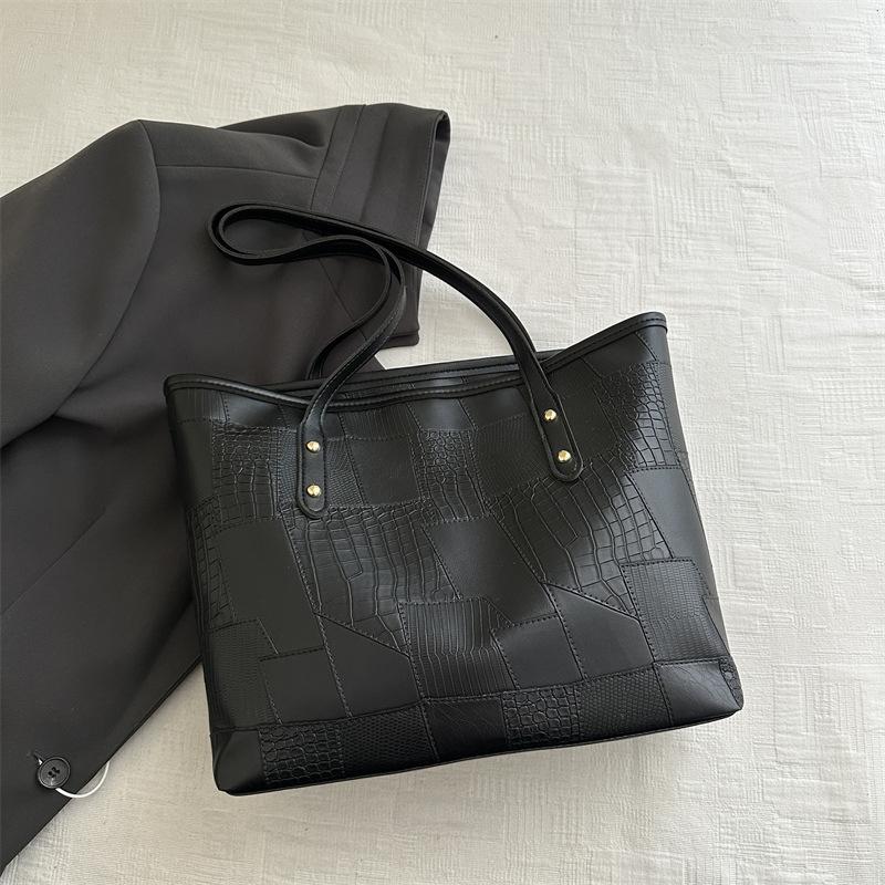 Сумка высокой ценности в иностранном стиле большой вместимости 2025 новая женская сумка модная сумка через плечо летняя популярная сумка-тоут чёрный
Сумка высокой ценности в иностранном стиле большой вместимости 2025 новая женская сумка модная сумка через плечо летняя популярная сумка-тоут чёрный