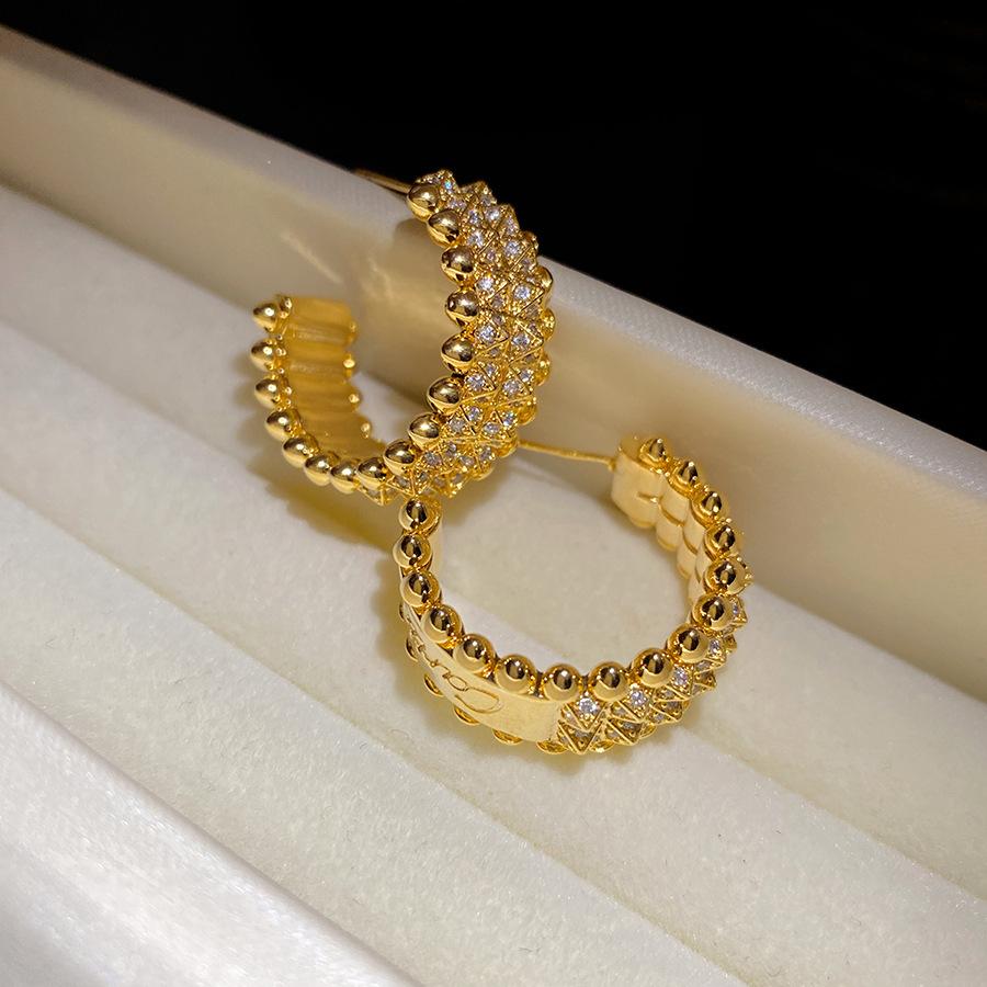 K real gold electroplated silver needle zircon C-shaped stud earrings European and American exquisite fashion earrings light luxury high-end earrings
K real gold electroplated silver needle zircon C-shaped stud earrings European and American exquisite fashion earrings light luxury high-end earrings