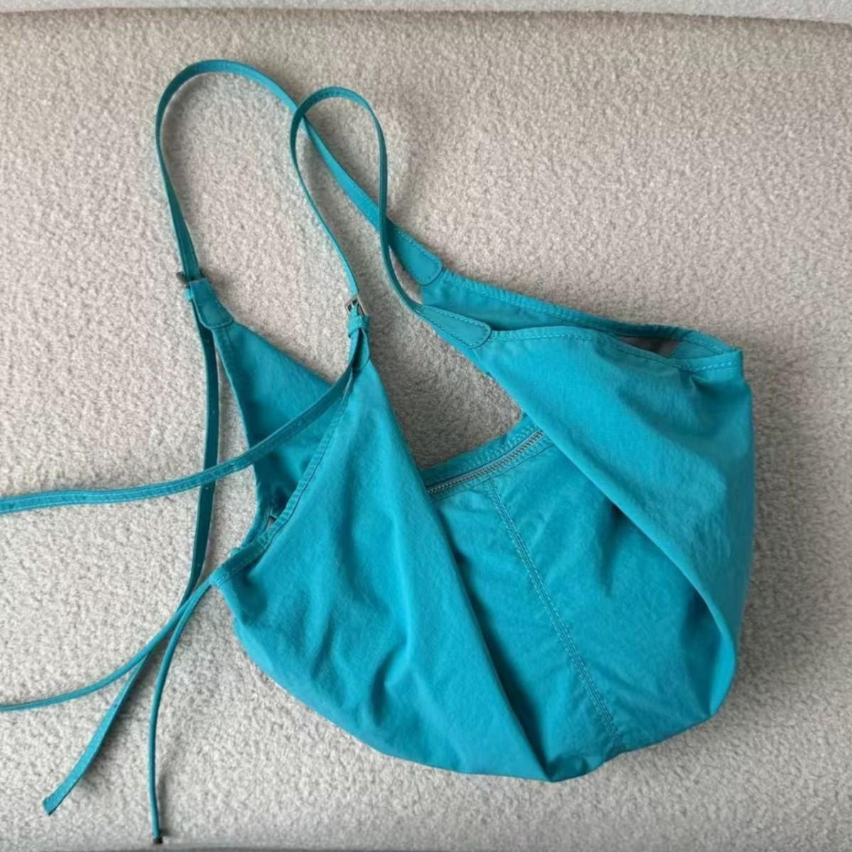 Large Dumpling Capacity Nyl Canvas Tote Bag Casual Commuter Crossbody Bag Fashiable Leisure Versatile Single Shoulder Bag небесно-голубой
Large Dumpling Capacity Nyl Canvas Tote Bag Casual Commuter Crossbody Bag Fashiable Leisure Versatile Single Shoulder Bag небесно-голубой