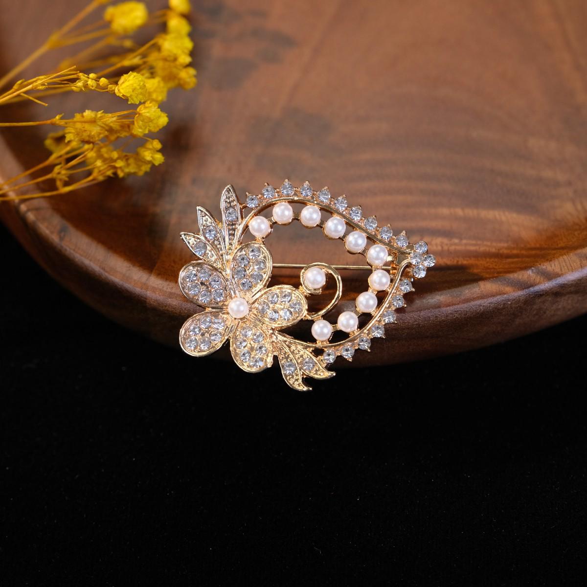 Корейская элегантная брошь с жемчугом: Высококачественная брошь-булавка из сплава для пальто и тренчей
Корейская элегантная брошь с жемчугом: Высококачественная брошь-булавка из сплава для пальто и тренчей