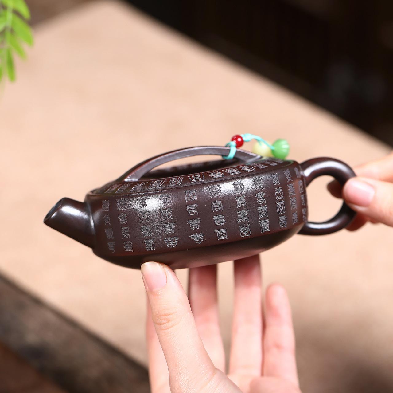 190ml Antique Yixing Purple Clay Teapots Handmade One Tile Pot Raw Ore Antique Bronze Mud Kettle Zisha Tea Set Tea Ceremony Gift
190ml Antique Yixing Purple Clay Teapots Handmade One Tile Pot Raw Ore Antique Bronze Mud Kettle Zisha Tea Set Tea Ceremony Gift