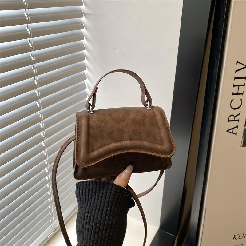 High-end small fresh and simple autumn and winter new casual fashion solid color single shoulder portable oblique span small square bag коричневий
High-end small fresh and simple autumn and winter new casual fashion solid color single shoulder portable oblique span small square bag коричневий