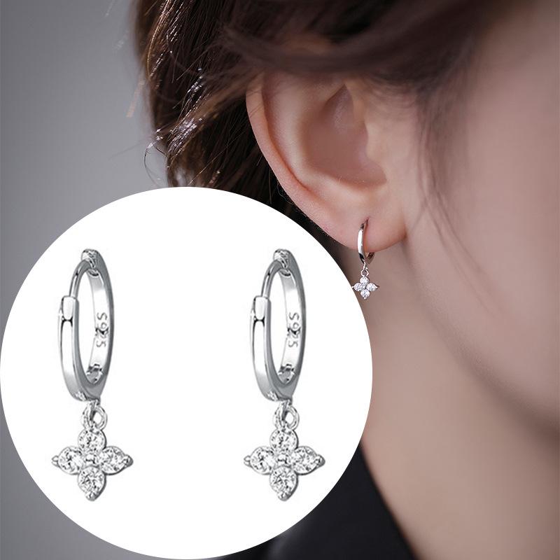 Trendy Four Leaf Flower Zircon Pendant Ear Buckle Hoop Earrings for Women Girl Exquisite Wedding Jewelry Gift 2pcs
Trendy Four Leaf Flower Zircon Pendant Ear Buckle Hoop Earrings for Women Girl Exquisite Wedding Jewelry Gift 2pcs
