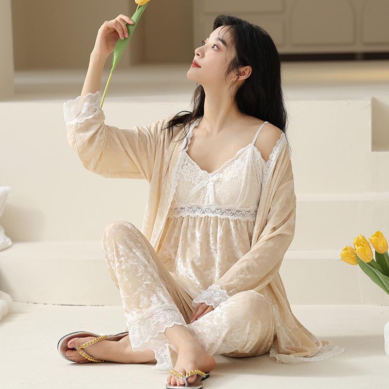 Женский пижамный комплект из трех предметов из золотистого бархата – кружево, длинный рукав, V-образный вырез, сексуальная домашняя одежда на осень/зиму.
Женский пижамный комплект из трех предметов из золотистого бархата – кружево, длинный рукав, V-образный вырез, сексуальная домашняя одежда на осень/зиму.