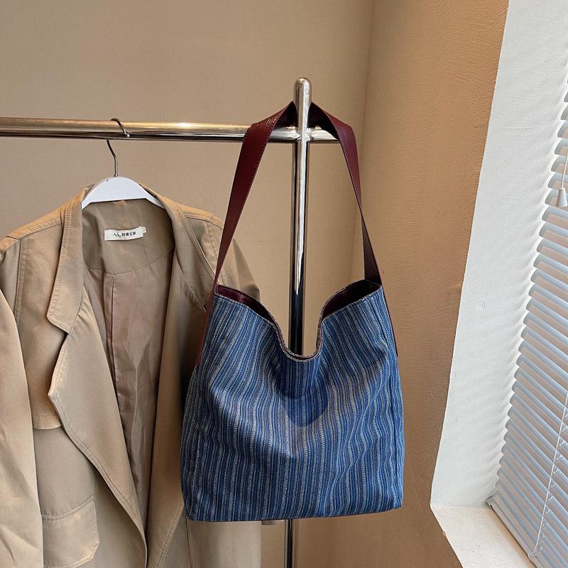 Large-capacity tote bag, simple and versatile striped shoulder bag, women s summer new fashion denim bag темно-синий
Large-capacity tote bag, simple and versatile striped shoulder bag, women s summer new fashion denim bag темно-синий