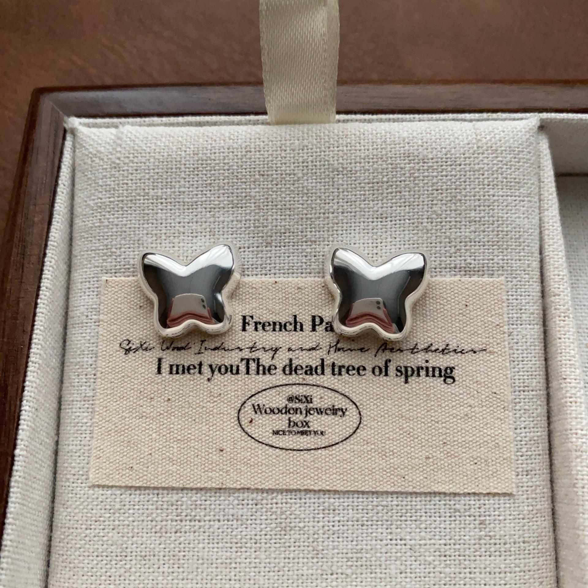 Three-dimensional butterfly wings brushed stud earrings light luxury high sense retro fashion versatile personality simple earrings women
Three-dimensional butterfly wings brushed stud earrings light luxury high sense retro fashion versatile personality simple earrings women