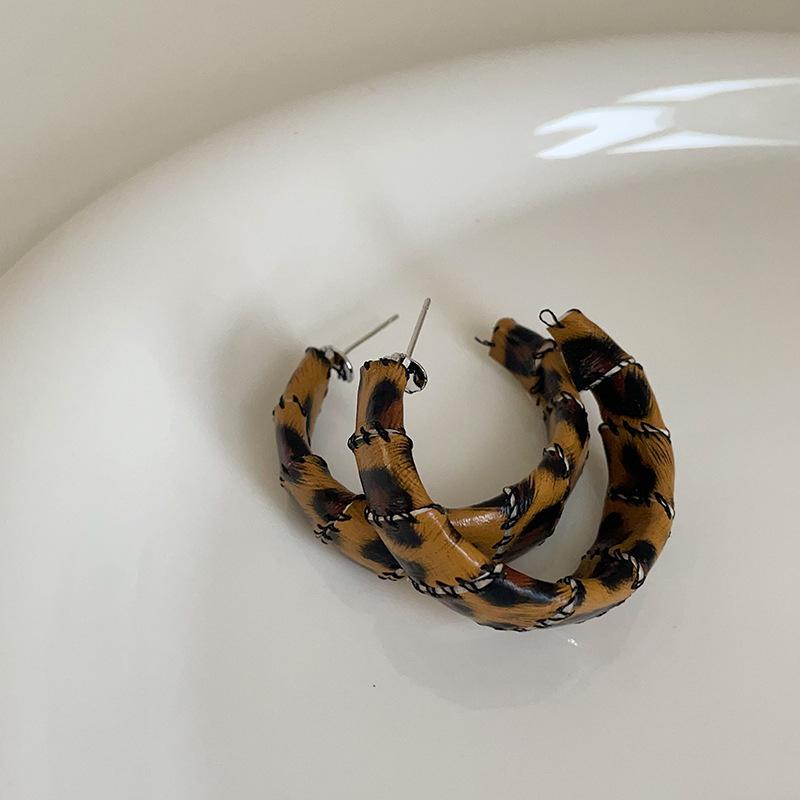 Преувеличенная индивидуальность ретро леопардовый принт кожаные серьги-гвоздики женские нишевые уникальные изысканные модные легкие роскошные универсальные серьги
Преувеличенная индивидуальность ретро леопардовый принт кожаные серьги-гвоздики женские нишевые уникальные изысканные модные легкие роскошные универсальные серьги