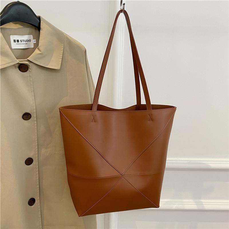 Large Capacity Bag For Women Pu Leather Handbag Designer Bucket Shoulder Bag Female Top Handle Tote Simple Travel Bag Black 50cm))
Large Capacity Bag For Women Pu Leather Handbag Designer Bucket Shoulder Bag Female Top Handle Tote Simple Travel Bag Black 50cm))