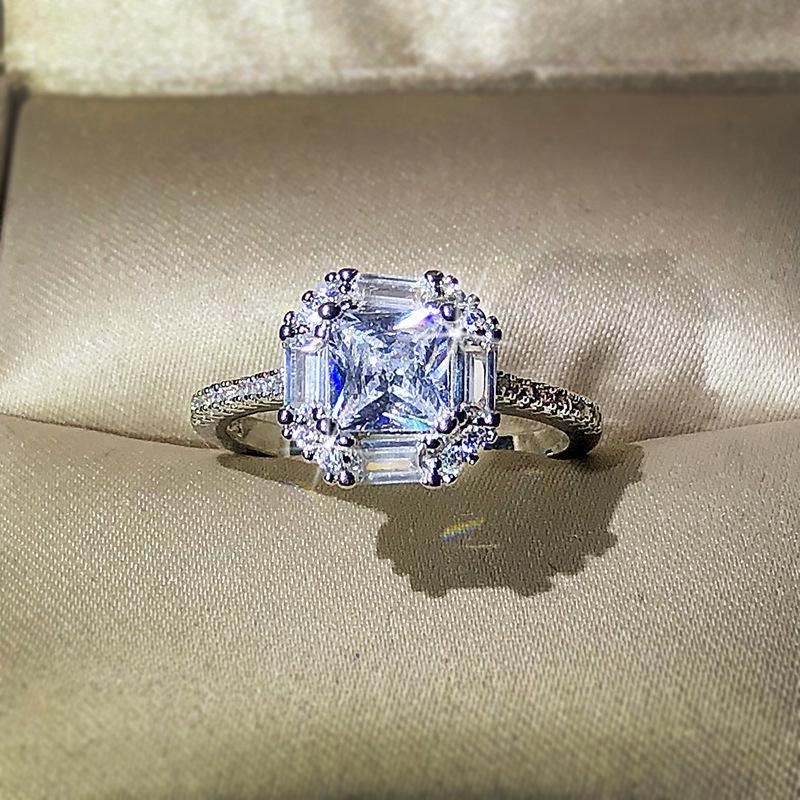Women s Zircon-Embedded Geometric Engagement Ring with Simulated Diamond Size 7 платиновый
Women s Zircon-Embedded Geometric Engagement Ring with Simulated Diamond Size 7 платиновый