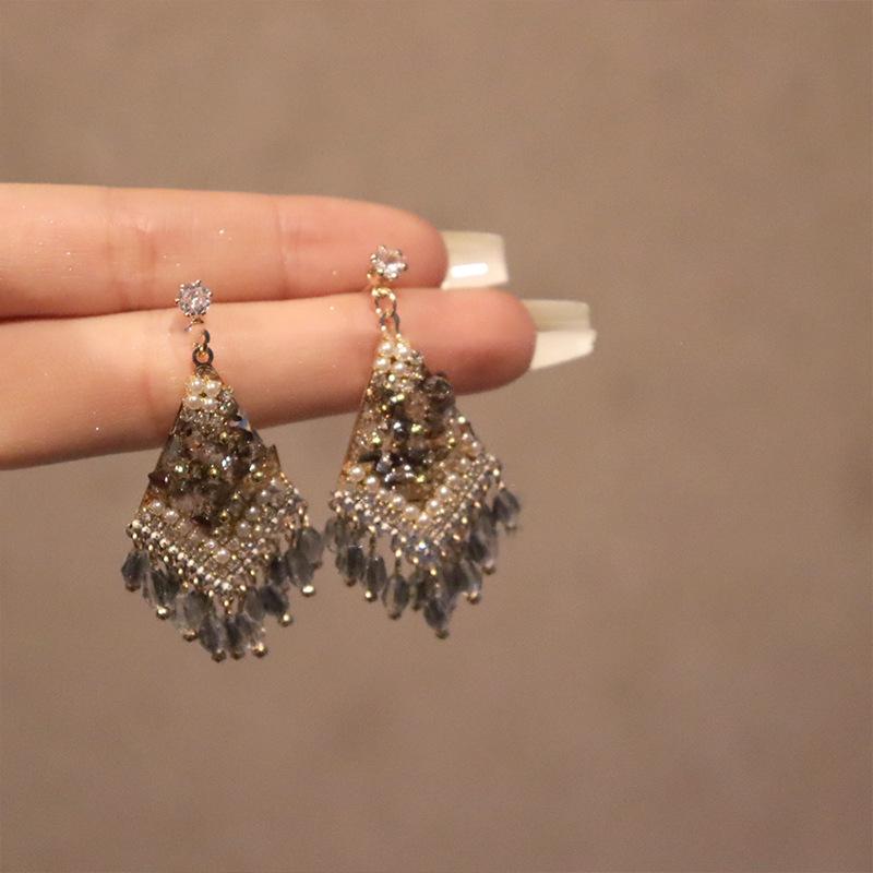 Crystal rhombus fringed stud earrings Bohemian ethnic style earrings Light luxury high-end temperament earrings
Crystal rhombus fringed stud earrings Bohemian ethnic style earrings Light luxury high-end temperament earrings
