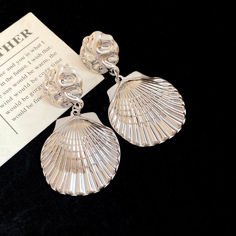 European and American silver needle metal pleated shell pendant earrings fashionable simple stud earrings light luxury high-end earrings women
European and American silver needle metal pleated shell pendant earrings fashionable simple stud earrings light luxury high-end earrings women