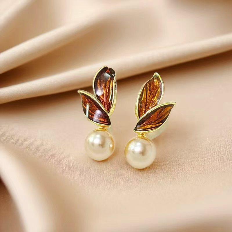 Champagne Leaf Pearl Earrings: Elegant Retro Studs with a Versatile, Fashionable Design for Women
Champagne Leaf Pearl Earrings: Elegant Retro Studs with a Versatile, Fashionable Design for Women