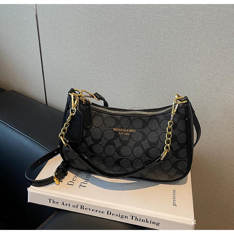 Shoulder bag, crossbody bag, armpit bag, retro autumn and winter new small bag, women s popular versatile printed foreign style handbag чорний
Shoulder bag, crossbody bag, armpit bag, retro autumn and winter new small bag, women s popular versatile printed foreign style handbag чорний