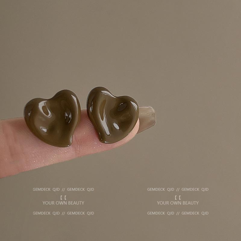 French love milk white earrings simple and high-end spring earrings niche design temperament cold wind stud earrings
French love milk white earrings simple and high-end spring earrings niche design temperament cold wind stud earrings