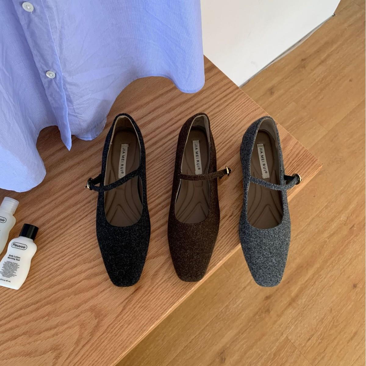 In the autumn of 2025, the new matte woolen one-word belt is versatile OL shallow thick heel Mary Jane women s single shoes. 39 сірий колір
In the autumn of 2025, the new matte woolen one-word belt is versatile OL shallow thick heel Mary Jane women s single shoes. 39 сірий колір