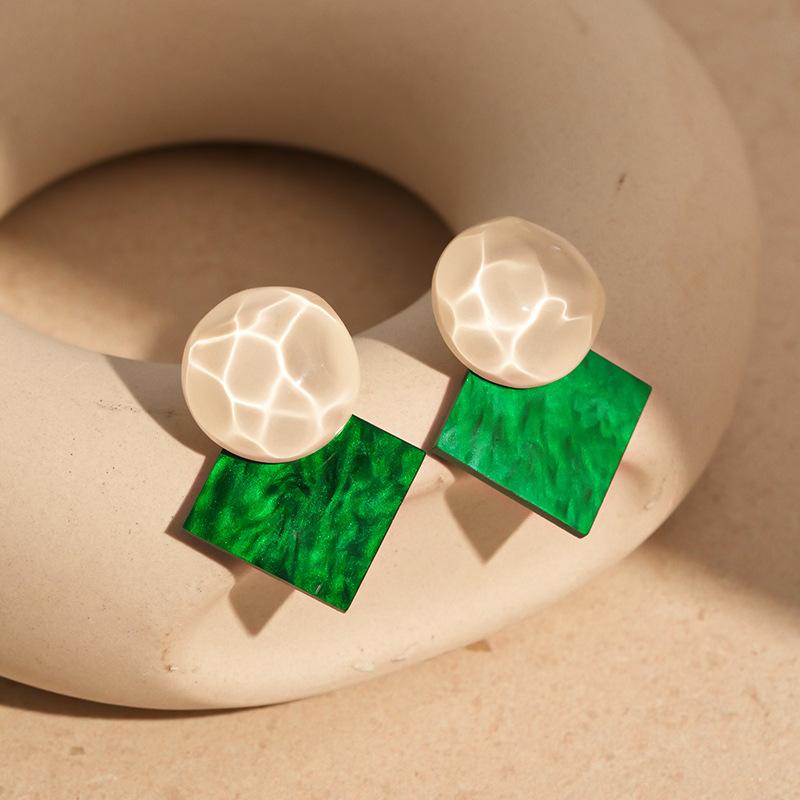 Silver needle sparkling resin earrings women s Hong Kong style retro high-end stud earrings temperament fashion personalized earrings
Silver needle sparkling resin earrings women s Hong Kong style retro high-end stud earrings temperament fashion personalized earrings