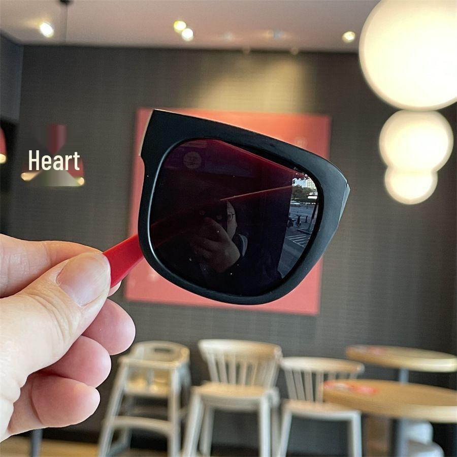 Portable UV Sunglasses with Lanyard for Boys and Girls - Foldable, Protective Summer Glasses
Portable UV Sunglasses with Lanyard for Boys and Girls - Foldable, Protective Summer Glasses