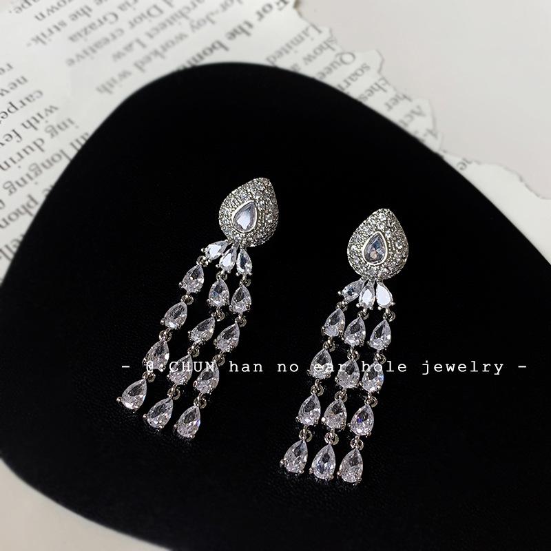 Premium ear clips without ear holes~ Crown water drop micro-inlaid zircon stud earrings Heavy Industry light luxury fringed earrings for women
Premium ear clips without ear holes~ Crown water drop micro-inlaid zircon stud earrings Heavy Industry light luxury fringed earrings for women