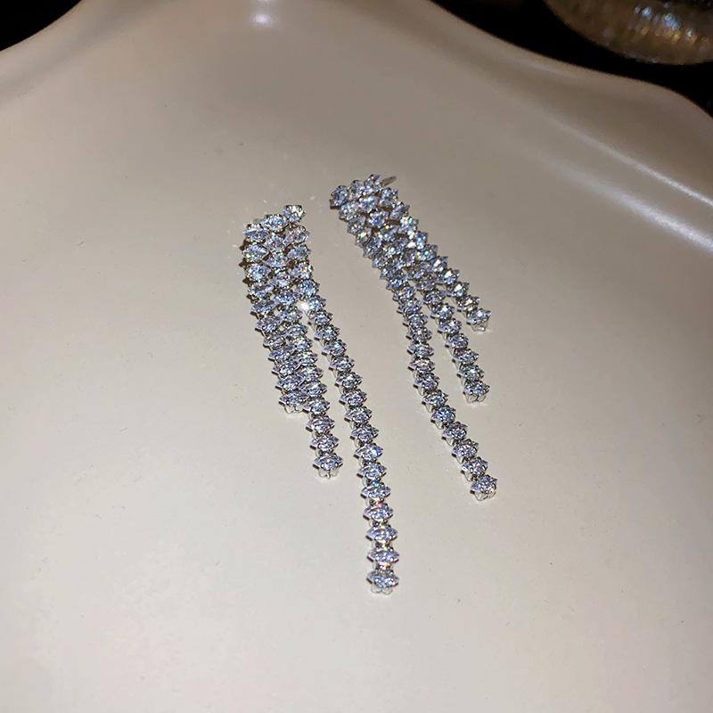 Real gold electroplated silver needle full diamond fringed earrings niche simple cold wind studs high-end versatile earrings
Real gold electroplated silver needle full diamond fringed earrings niche simple cold wind studs high-end versatile earrings