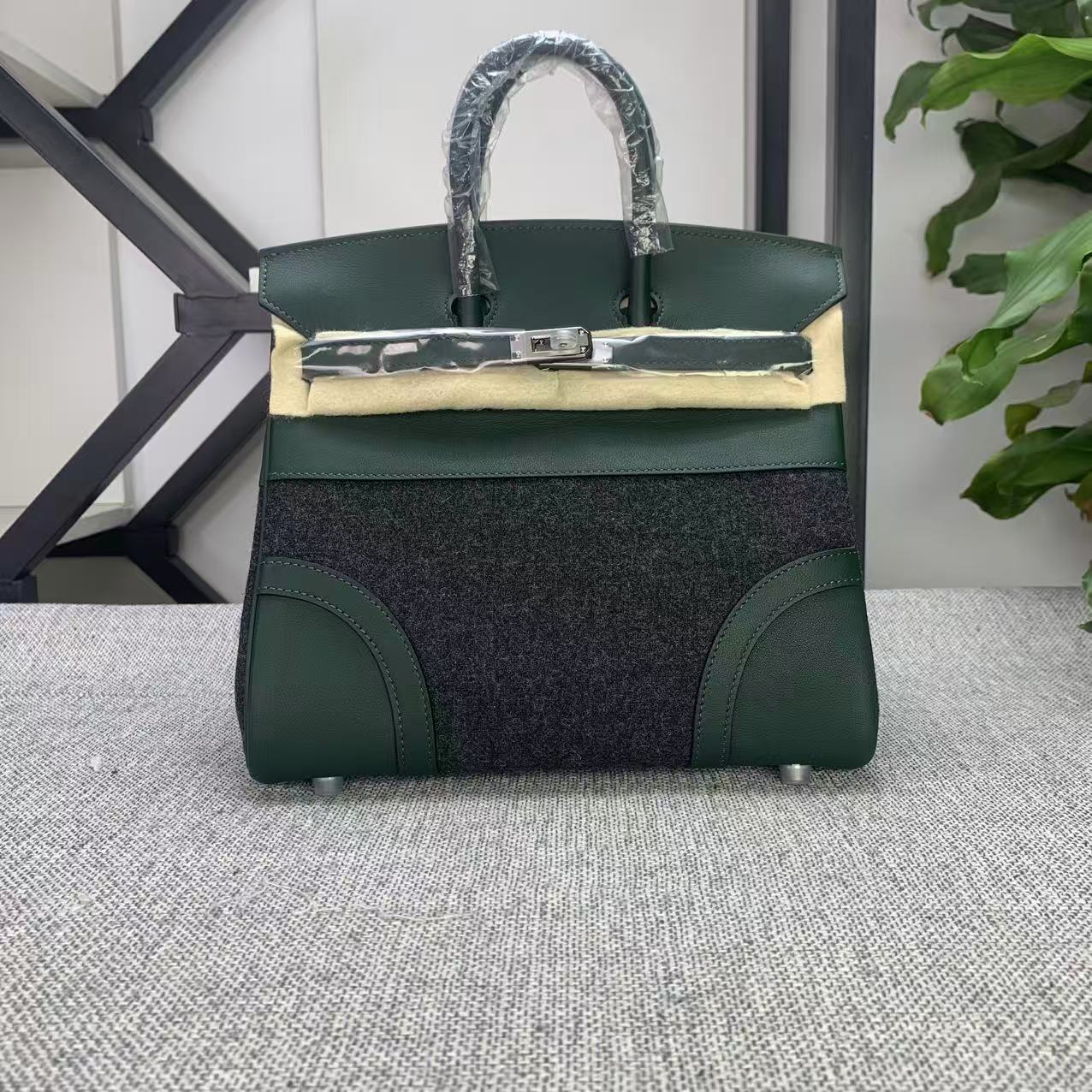 New first layer cowhide swift leather felt platinum bag 25cm go team genuine leather handheld women s bag. 25*20*13 (cm)
New first layer cowhide swift leather felt platinum bag 25cm go team genuine leather handheld women s bag. 25*20*13 (cm)