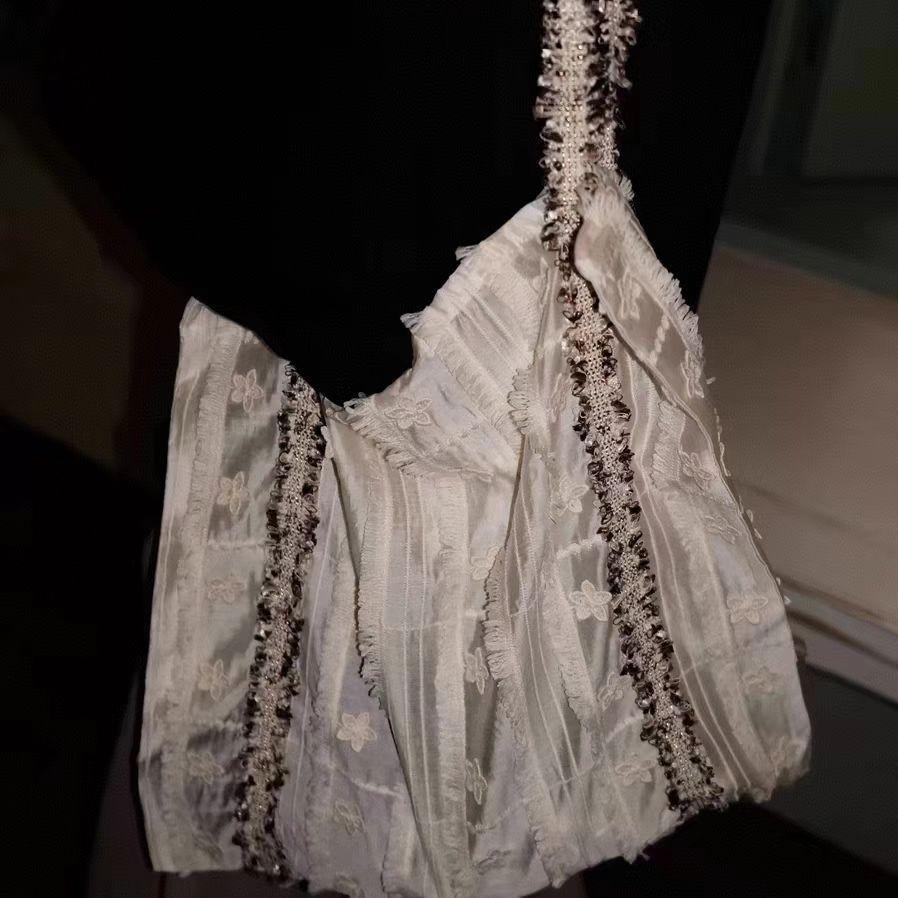 Early spring niche design flower webbing texture summer canvas large capacity shoulder bag portable bag
Early spring niche design flower webbing texture summer canvas large capacity shoulder bag portable bag