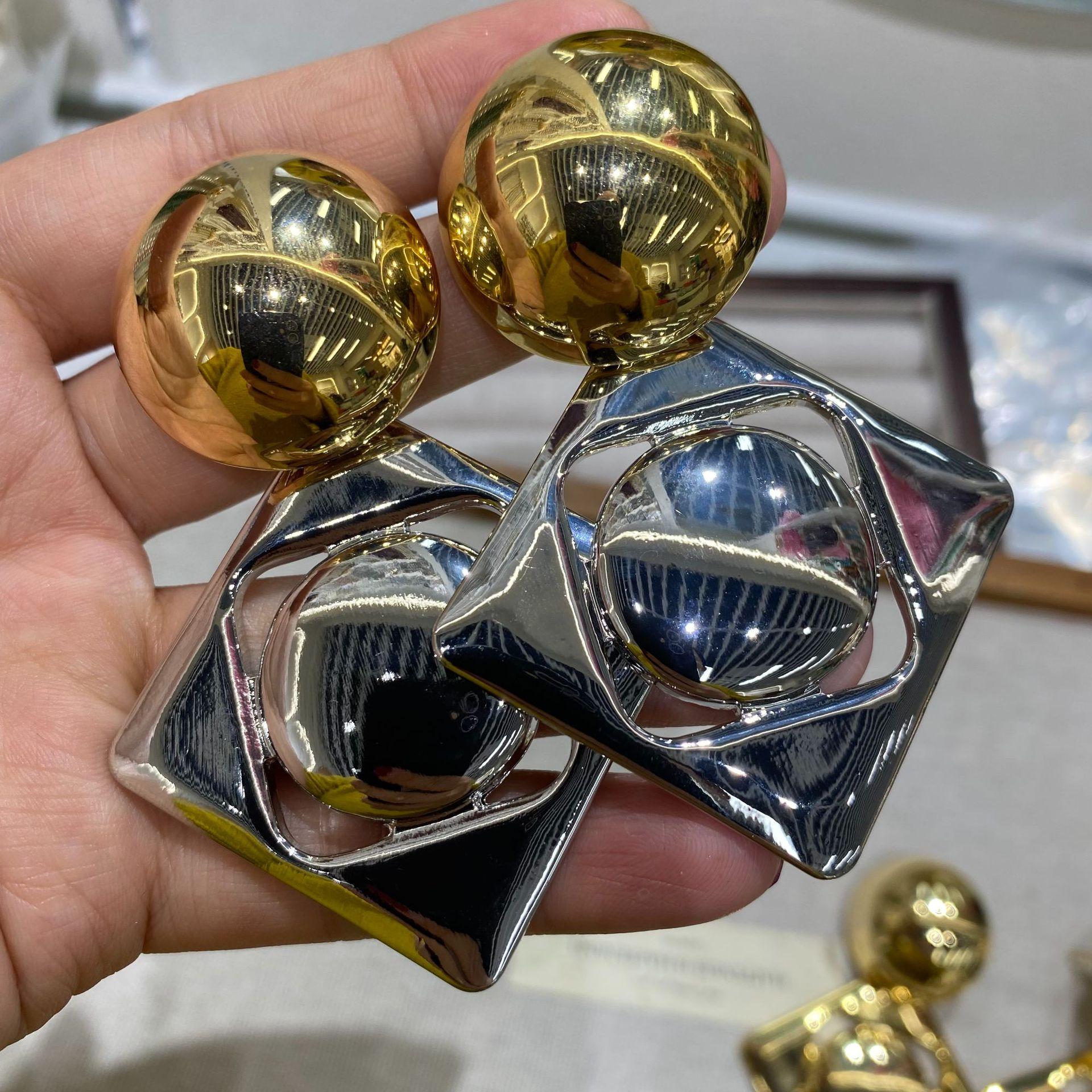 Exaggerated Geometric Square Rhombus Two-Color Splicing Large Earrings, Poplar Forest Light Luxury Fashionable Temperament Personalized Earrings
Exaggerated Geometric Square Rhombus Two-Color Splicing Large Earrings, Poplar Forest Light Luxury Fashionable Temperament Personalized Earrings