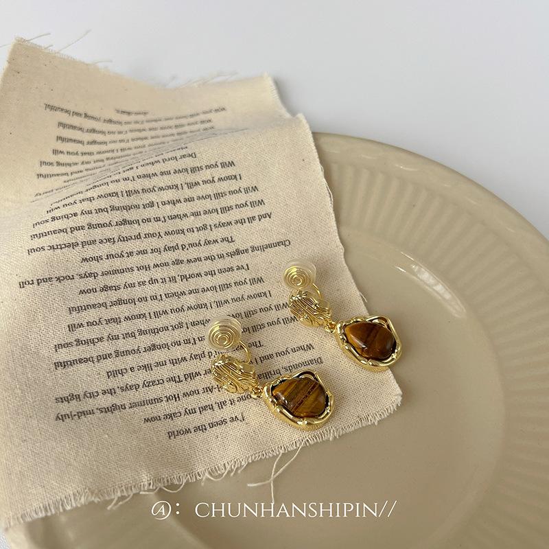 Maillard Tiger s Eye Water Drop Earrings No Ear Piercings Light Luxury Niche Design Sense Premium Earrings Unique Autumn and Winter Earrings
Maillard Tiger s Eye Water Drop Earrings No Ear Piercings Light Luxury Niche Design Sense Premium Earrings Unique Autumn and Winter Earrings