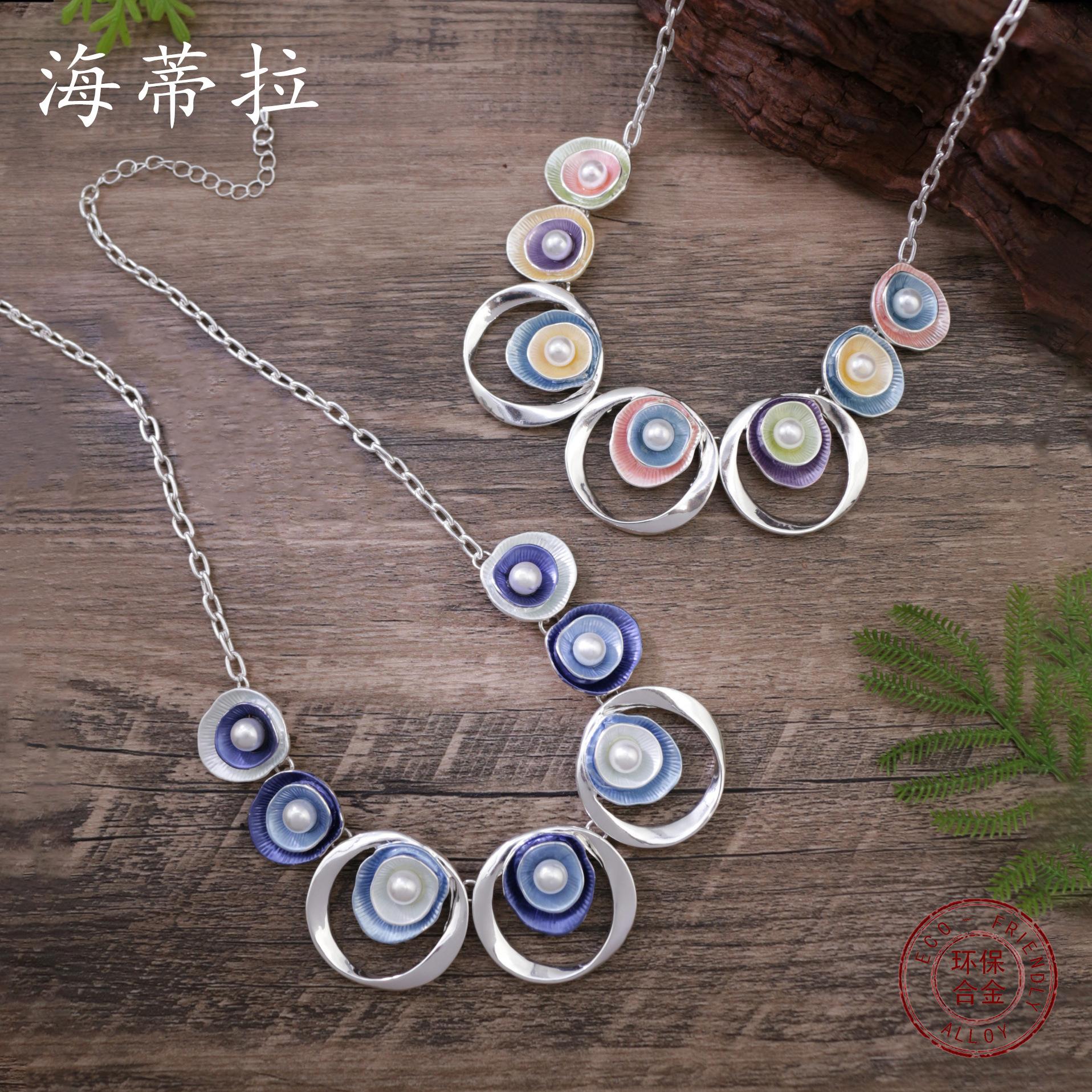 Color painting oil pearl inlaid hollow round flower necklace, women s high-end flower necklace
Color painting oil pearl inlaid hollow round flower necklace, women s high-end flower necklace