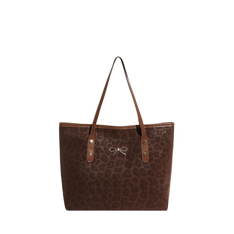 Fashion leopard print tote bag women s autumn new commuting armpit bag large capacity shoulder bag women
Fashion leopard print tote bag women s autumn new commuting armpit bag large capacity shoulder bag women