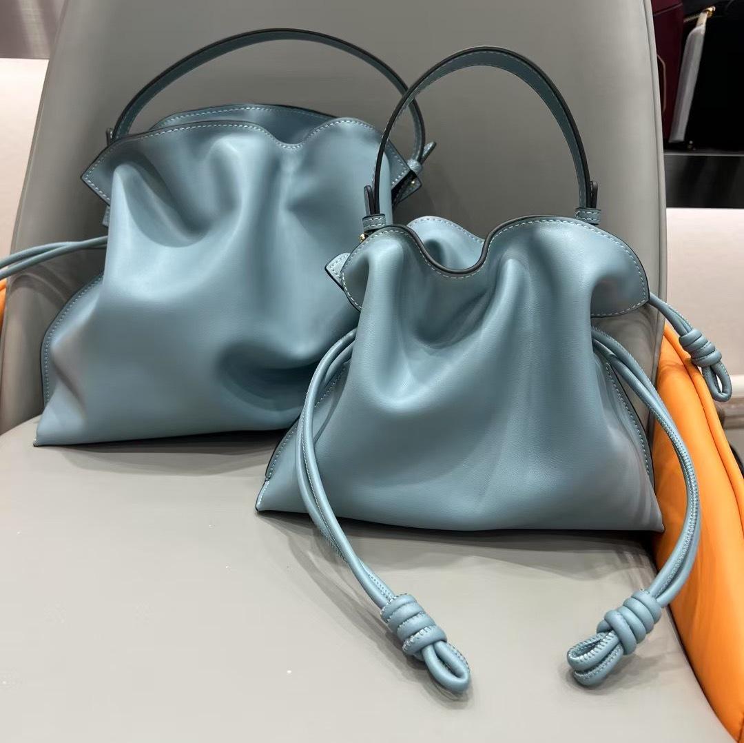 New soft cowhide drawstring bucket bag size single shoulder crossbody portable women s bag versatile fashion wrinkle bag 23cm синій
New soft cowhide drawstring bucket bag size single shoulder crossbody portable women s bag versatile fashion wrinkle bag 23cm синій