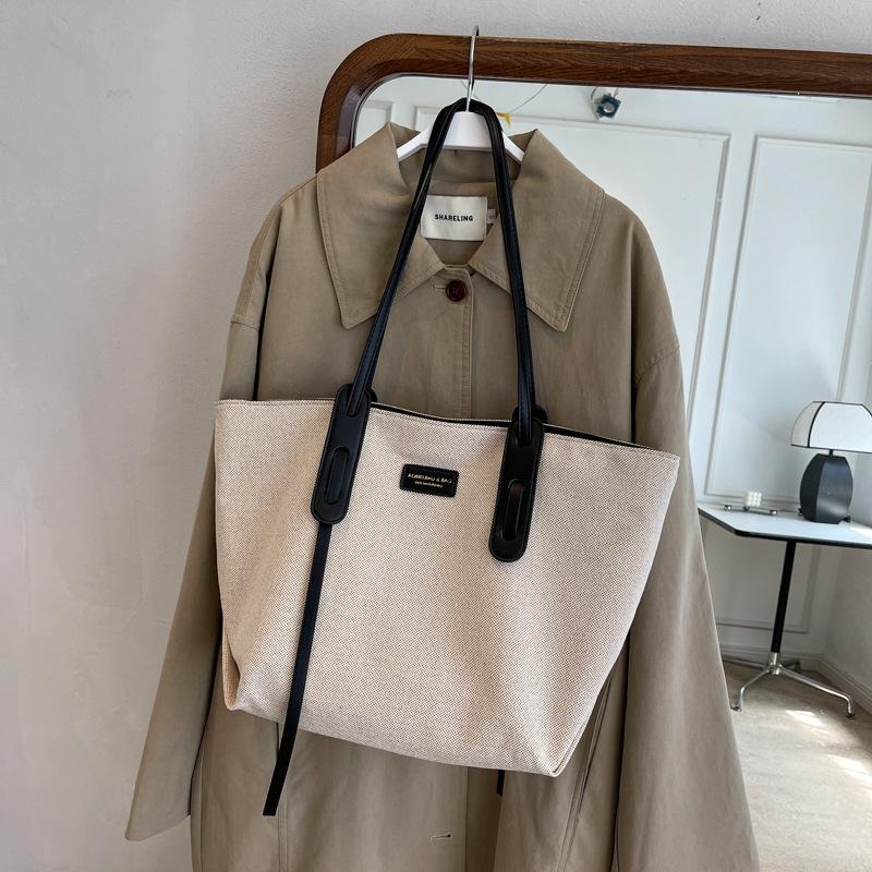 Універсальна жіноча сумка великої ємності 2024 року, нова проста і модна сумка через плече, сумка для приміських поїздок із текстурою ніші
Універсальна жіноча сумка великої ємності 2024 року, нова проста і модна сумка через плече, сумка для приміських поїздок із текстурою ніші