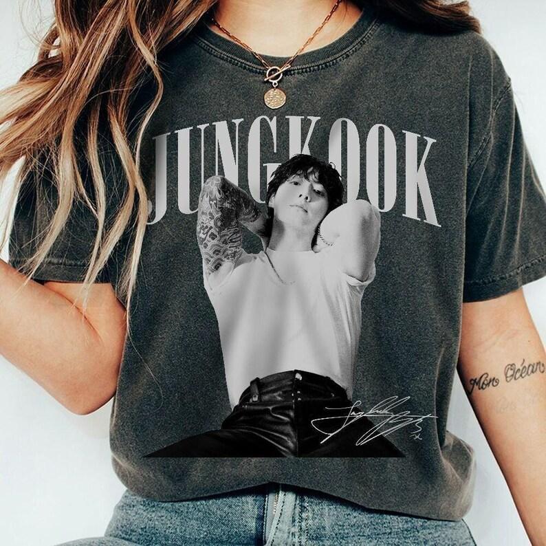 Fashion Trendy Tee Men Women Vintage Jungkook Seven Shirt, Gifts for Fan Hip Hop Streetwear Oversized Tshirt Short Sleeve Casual Clothing XXXL
Fashion Trendy Tee Men Women Vintage Jungkook Seven Shirt, Gifts for Fan Hip Hop Streetwear Oversized Tshirt Short Sleeve Casual Clothing XXXL