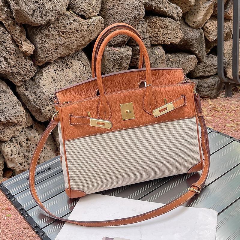 Контрастная платиновая сумка Женская сумка-мессенджер Повседневная парусиновая сумка с кожаными вставками Большая вместительная сумка на плечо Кожаная сумочка 30*9.5*17.5 cm золотисто-коричневый
Контрастная платиновая сумка Женская сумка-мессенджер Повседневная парусиновая сумка с кожаными вставками Большая вместительная сумка на плечо Кожаная сумочка 30*9.5*17.5 cm золотисто-коричневый