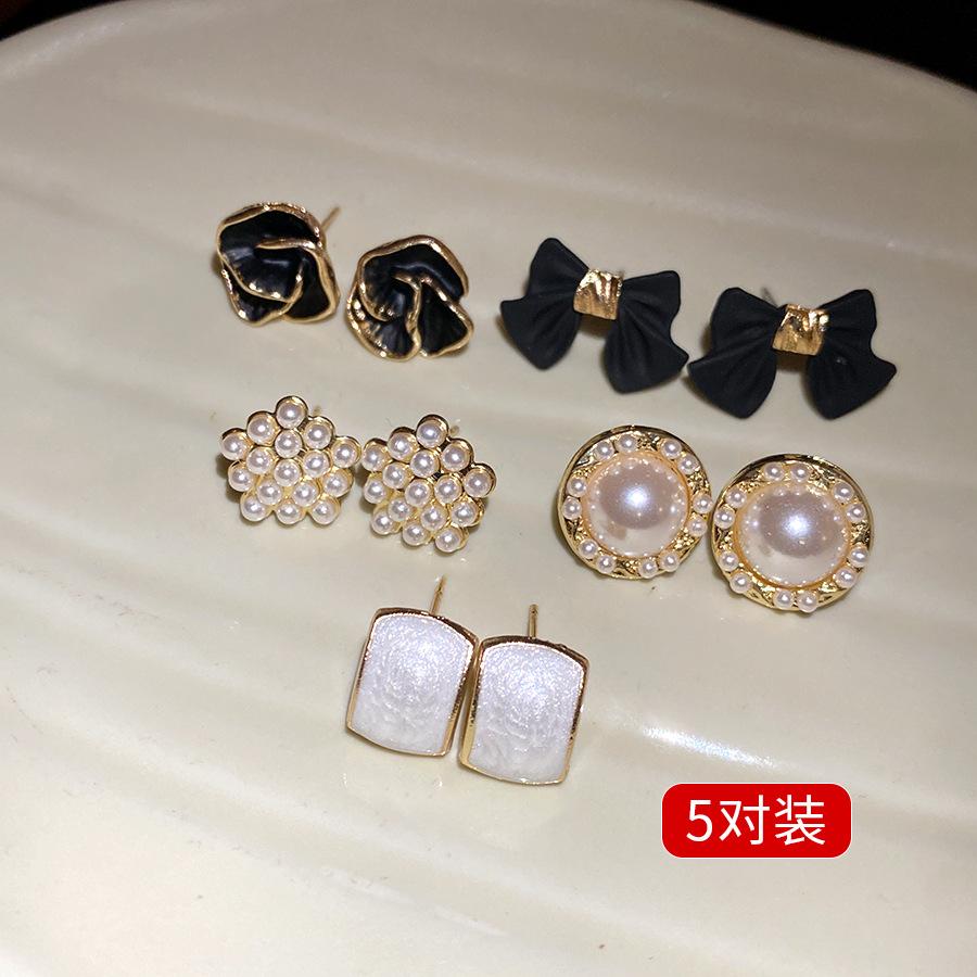 Silver needle pearl bow earrings ten-piece set ins style personalized simple stud earrings niche high-end versatile earrings
Silver needle pearl bow earrings ten-piece set ins style personalized simple stud earrings niche high-end versatile earrings