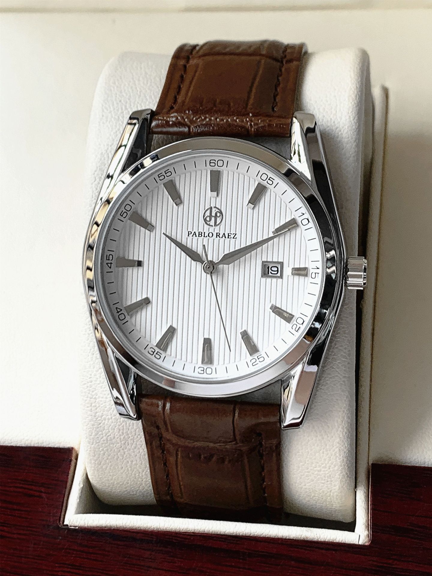 TOP Brand Men s Watch Simple Waterproof calendar High end Stainless Steel Business Male Fashion Quartz Clock Watches Free Box
TOP Brand Men s Watch Simple Waterproof calendar High end Stainless Steel Business Male Fashion Quartz Clock Watches Free Box