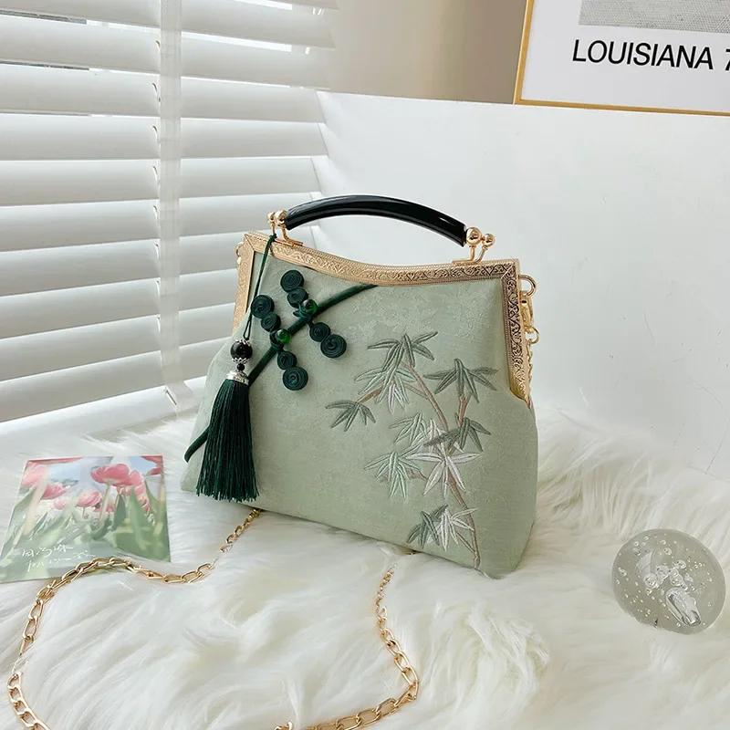 Chinese Style Embroidered Cheongsam Bag Vintage Clip On Shoulder Crossbody Lucky Bamboo Tassel Elegant for Party Evening Purse
Chinese Style Embroidered Cheongsam Bag Vintage Clip On Shoulder Crossbody Lucky Bamboo Tassel Elegant for Party Evening Purse