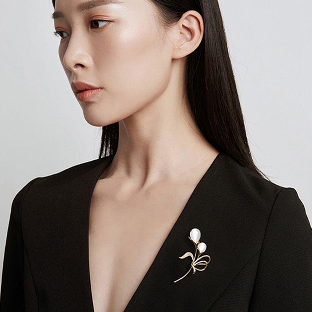 Summer Flower Pearl Anti Glare Scarf Buckle Dress Accessories Fashion Jewelry Women Tulip Brooch
Summer Flower Pearl Anti Glare Scarf Buckle Dress Accessories Fashion Jewelry Women Tulip Brooch