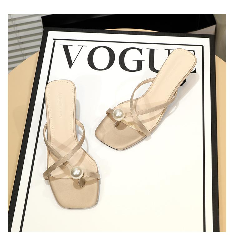2025 summer new French satin cool slippers square head versatile temperament cross belt fashion thin heel cool slippers 39
2025 summer new French satin cool slippers square head versatile temperament cross belt fashion thin heel cool slippers 39