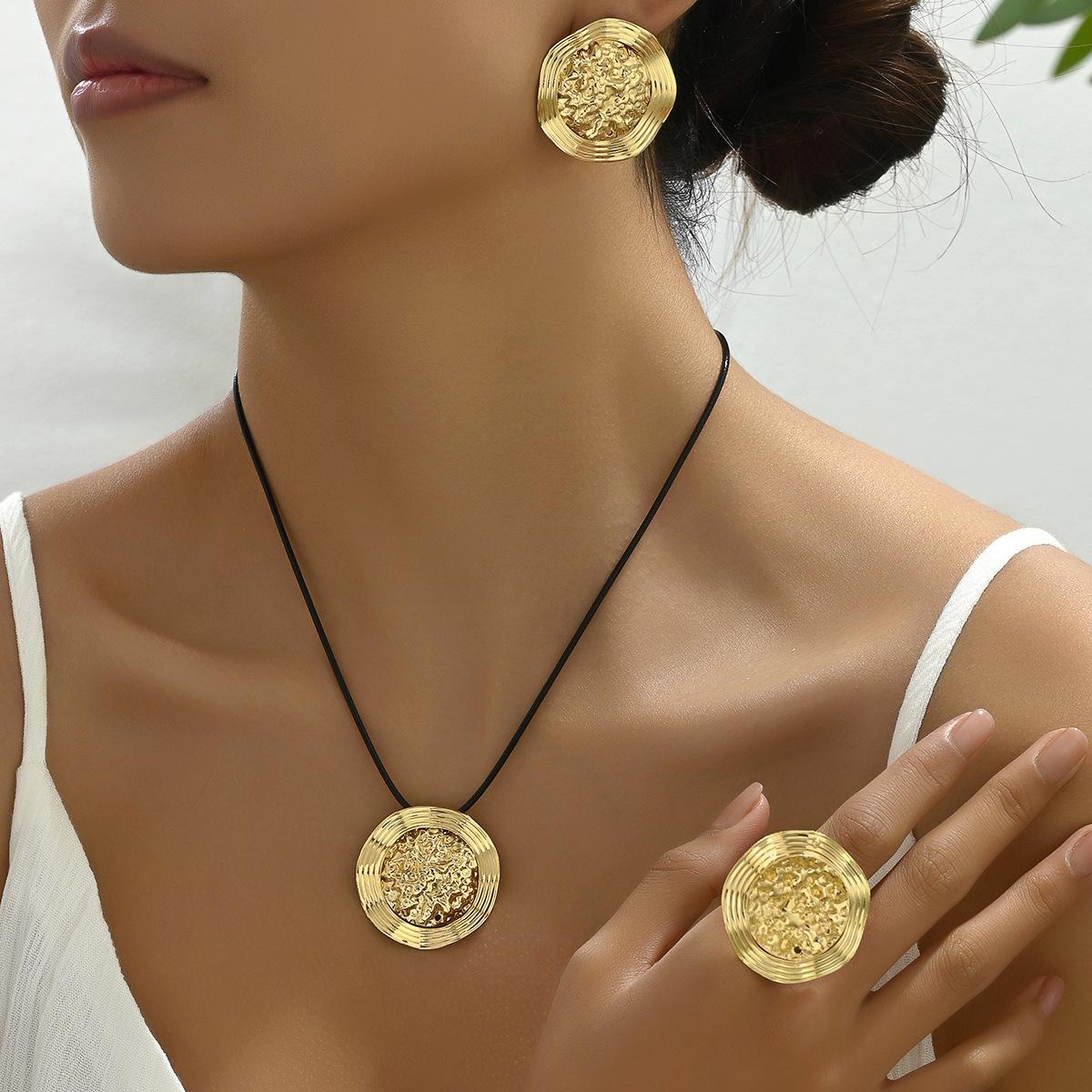 Hot-selling metal wind alloy necklace earrings set personalized versatile long women s necklace wholesale stud earrings
Hot-selling metal wind alloy necklace earrings set personalized versatile long women s necklace wholesale stud earrings